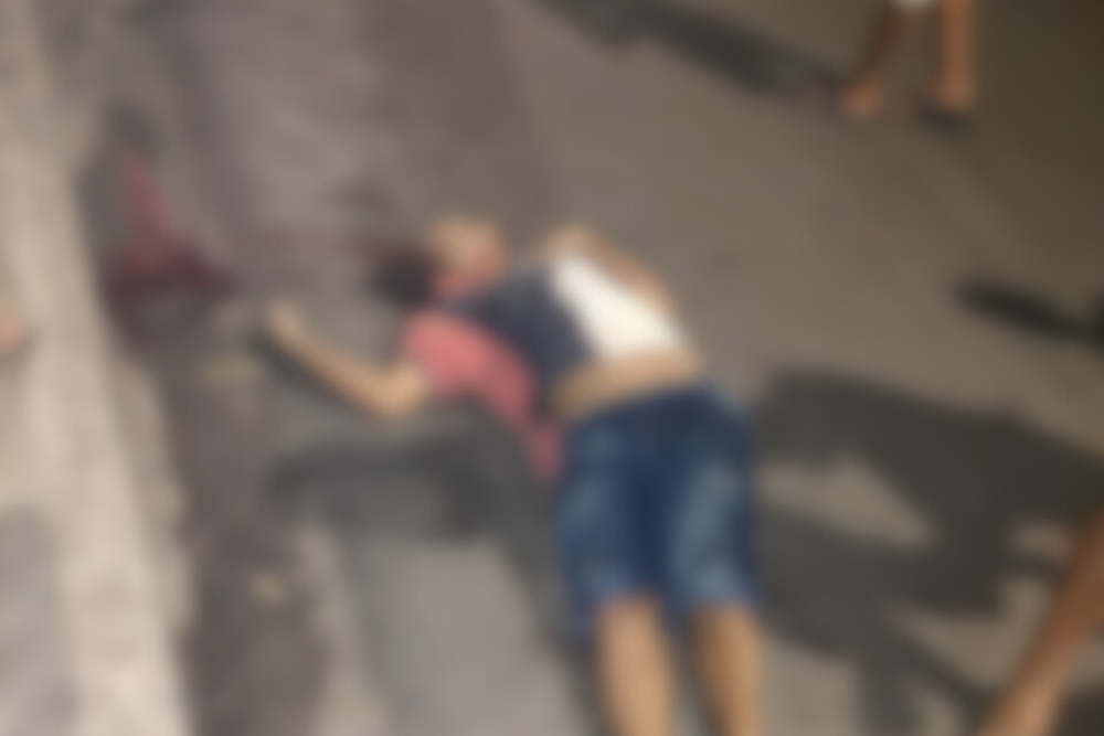 Criminosos em carro branco executam jovem a tiros no Alvorada