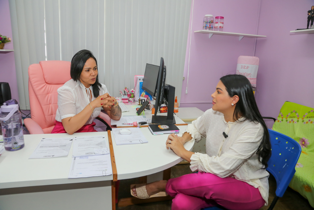 Deputada reforça luta contra violência à mulher com doações à Ronda Maria da Penha Deputada reforça luta contra violência à mulher com doações à Ronda Maria da Penha