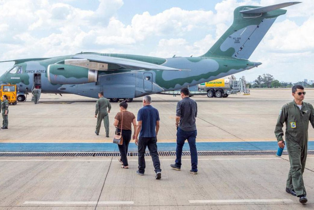Terceiro avião trazendo brasileiros de Israel chega ao Brasil Terceiro avião trazendo brasileiros de Israel chega ao Brasil