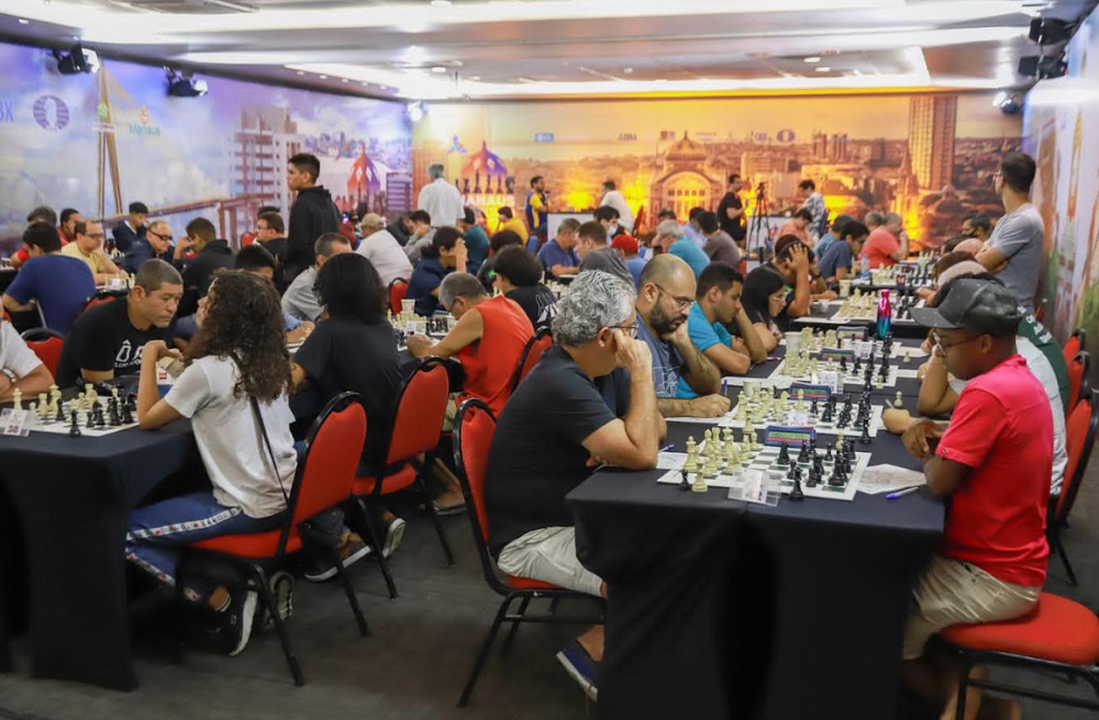 Torneio de xadrez reúne mais de cem estudantes em escola da zona