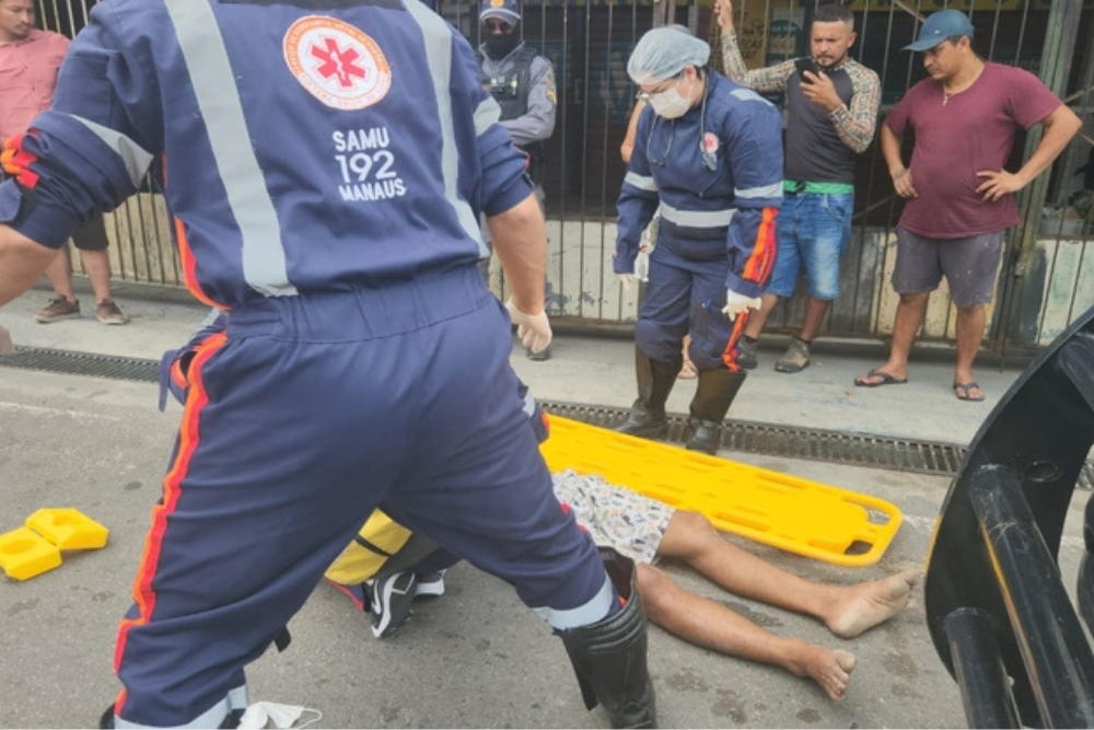 Suspeito de aliciar criança é espancado por moradores no bairro Zumbi Suspeito de aliciar criança é espancado por moradores no bairro Zumbi