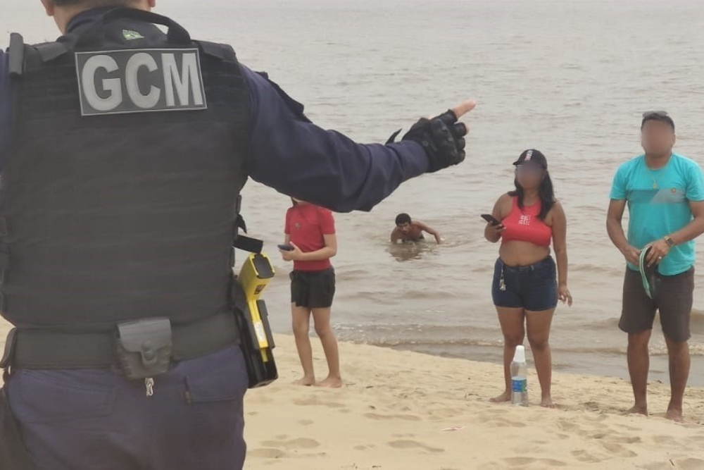 Banhistas descumprem interdição e são orientados a sair da praia da Ponta Negra Banhistas descumprem interdição e são orientados a sair da praia da Ponta Negra