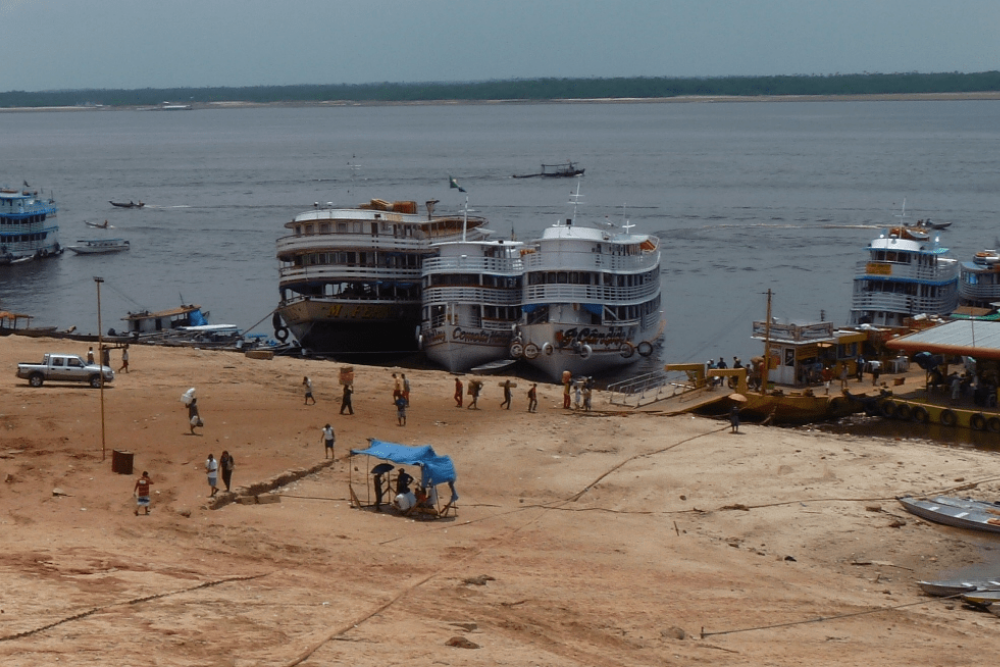 Rio Negro fica abaixo dos 13 metros pela primeira vez na hist&oacute;ria e vazante ainda segue
