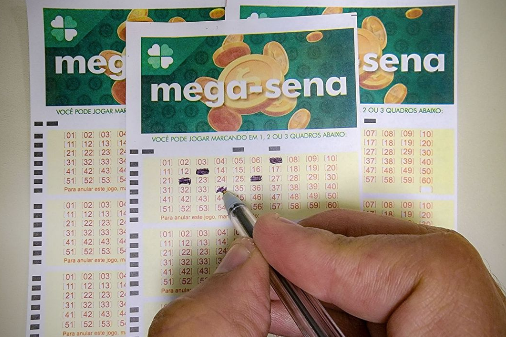 Ninguém acerta a Mega-Sena e prêmio acumula em R$ 45 milhões Ninguém acerta a Mega-Sena e prêmio acumula em R$ 45 milhões