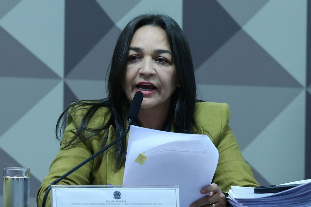 Relatora pede indiciamento de Bolsonaro e outros 60 por atos golpistas Relatora pede indiciamento de Bolsonaro e outros 60 por atos golpistas