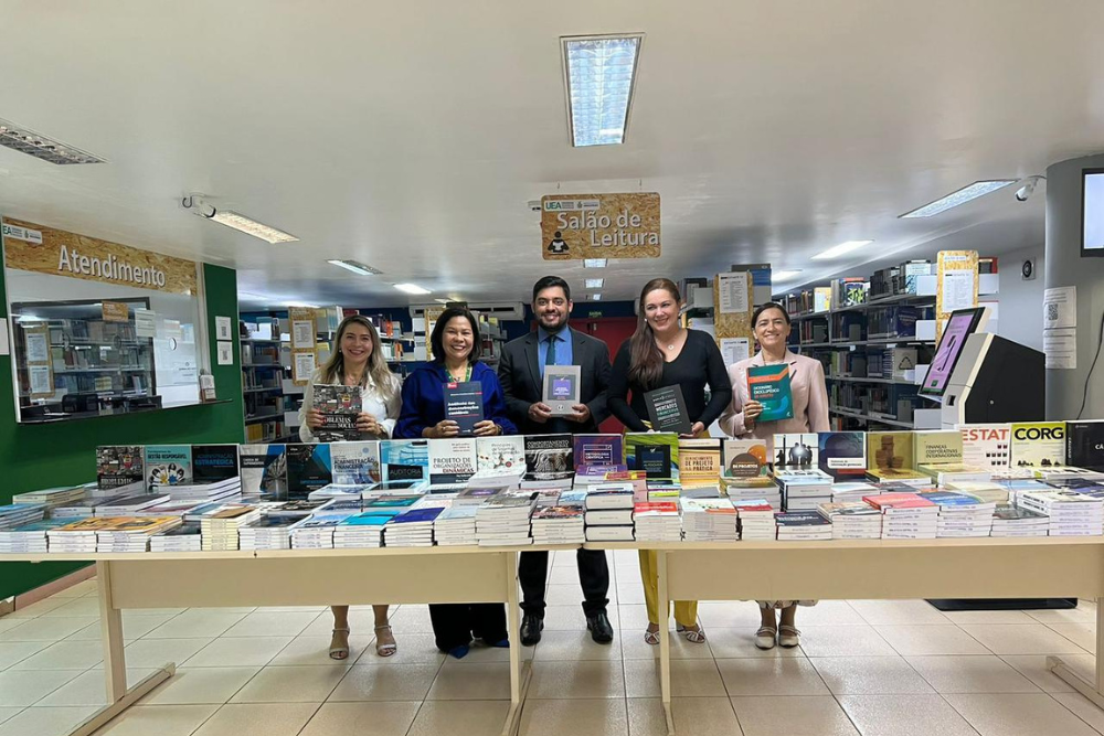 Escola de Ciências Sociais da UEA recebe mais de 2 mil livros Escola de Ciências Sociais da UEA recebe mais de 2 mil livros