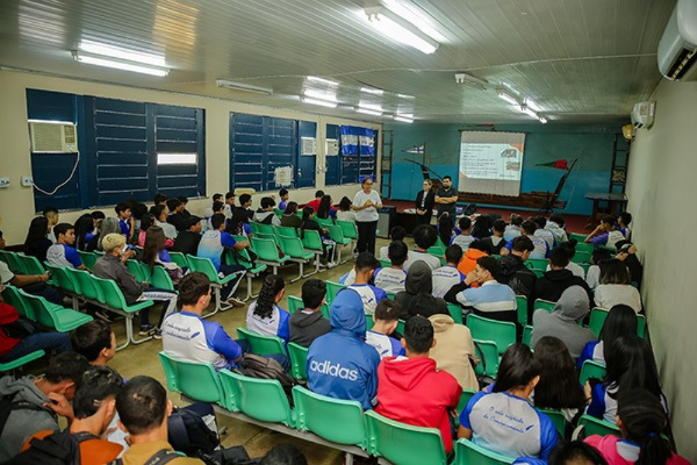 ‘CNH na Escola’ promove palestra para alunos do município de Manacapuru ‘CNH na Escola’ promove palestra para alunos do município de Manacapuru