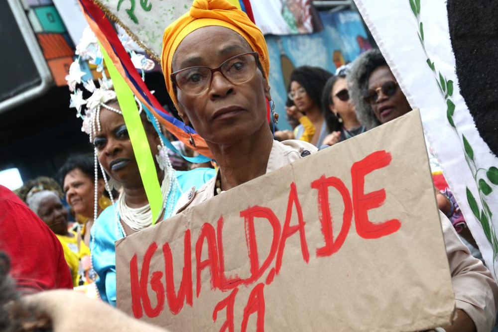 Mulheres concentram 60% de casos de racismo pela internet no Brasil