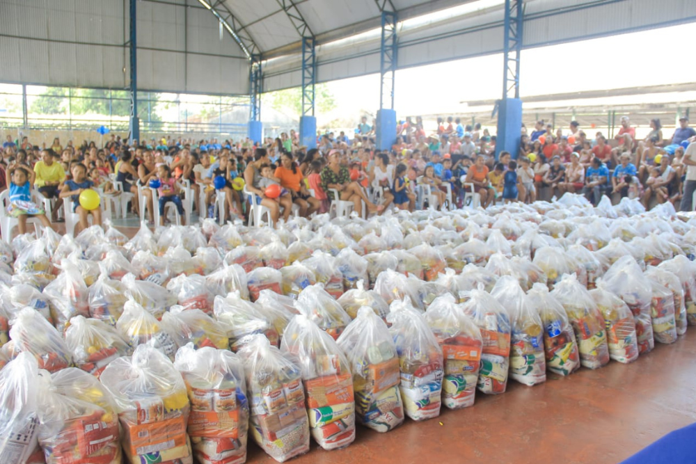 Ajuda humanitária chega a 2 mil famílias atingidas pela estiagem em Parintins Ajuda humanitária chega a 2 mil famílias atingidas pela estiagem em Parintins