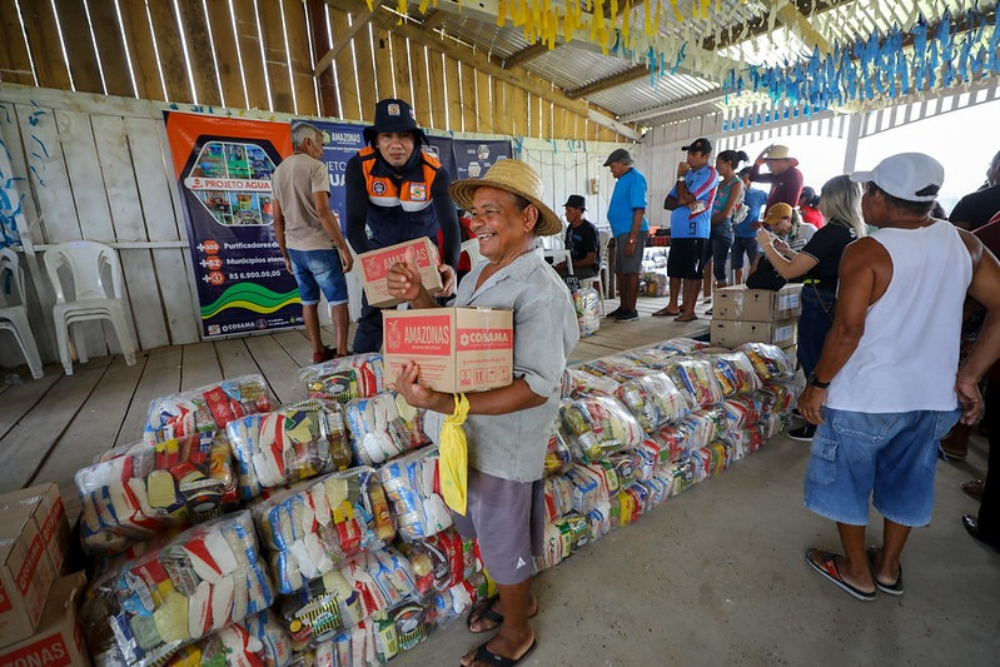 Comunidades isoladas pela estiagem no AM recebem mais de 500 toneladas de alimentos Comunidades isoladas pela estiagem no AM recebem mais de 500 toneladas de alimentos