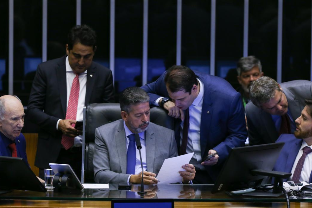C&acirc;mara aprova projeto de lei de taxa&ccedil;&atilde;o para super-ricos