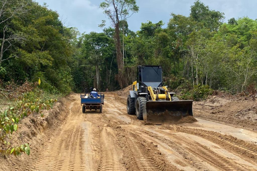Estiagem: obras de terraplanagem facilitam escoamento de produção na zona rural de Parintins Estiagem: obras de terraplanagem facilitam escoamento de produção na zona rural de Parintins