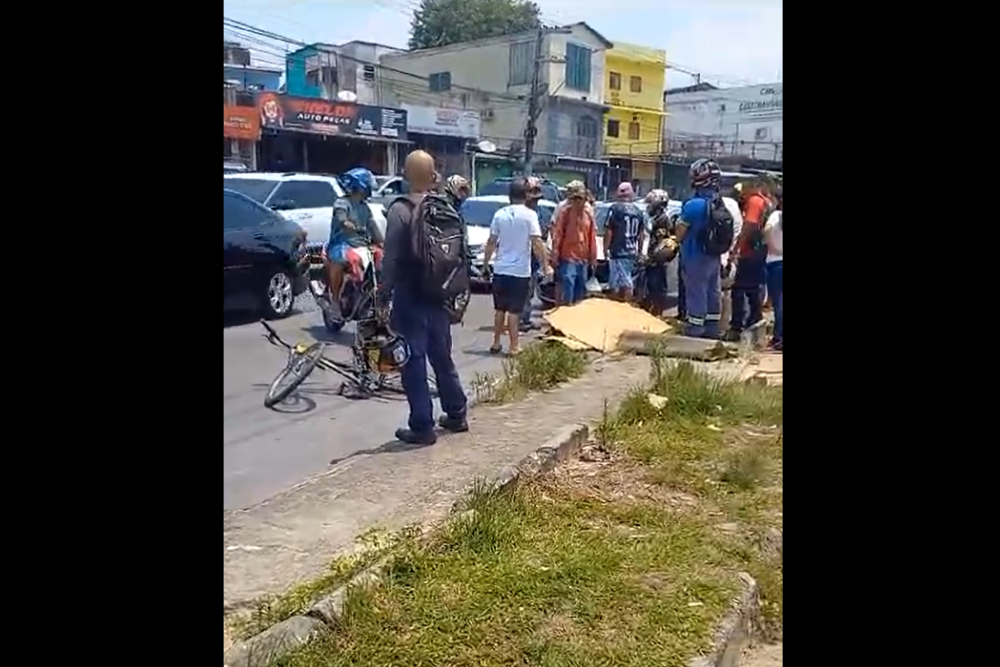 Idoso em bicicleta morre após ser atingido por carro na avenida Autaz Mirim Idoso em bicicleta morre após ser atingido por carro na avenida Autaz Mirim