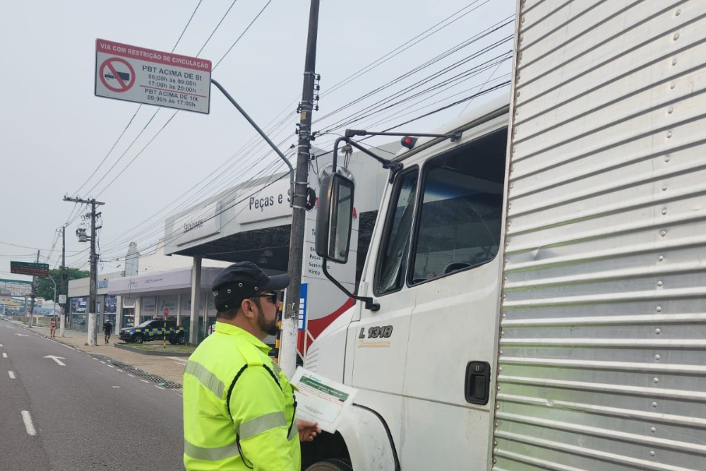 Treze veículos pesados são autuados por circulação indevida na avenida Constantino Nery Treze veículos pesados são autuados por circulação indevida na avenida Constantino Nery