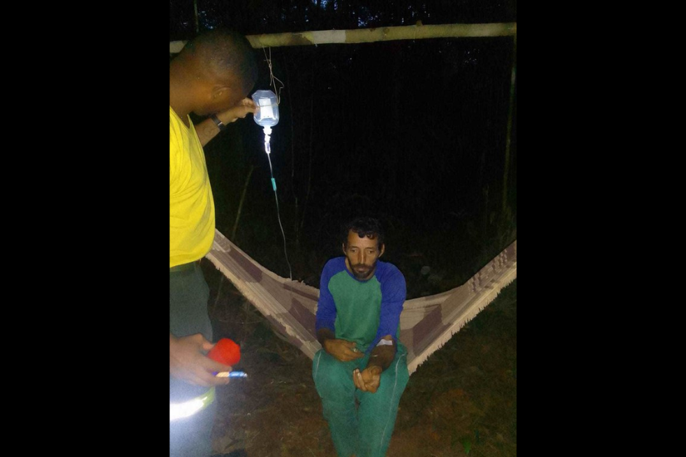 Brigadistas caminham 34 km para salvar lavrador picado por cobra venenosa no AM Brigadistas caminham 34 km para salvar lavrador picado por cobra venenosa no AM
