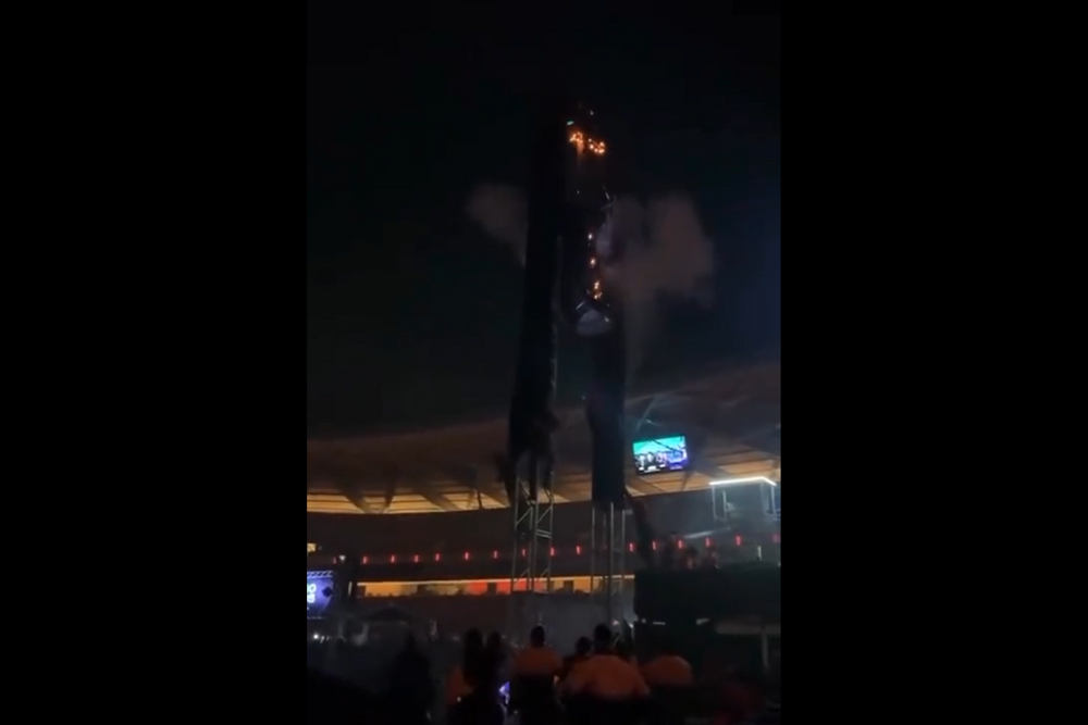 Bombeiro cai de estrutura metálica ao tentar apagar fogo em caixa de som na Arena da Amazônia Bombeiro cai de estrutura metálica ao tentar apagar fogo em caixa de som na Arena da Amazônia