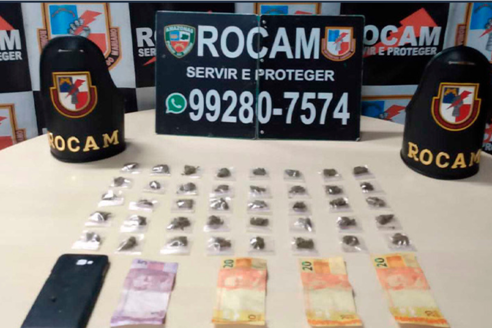 Homem é preso com porções de maconha tipo skunk no Centro Homem é preso com porções de maconha tipo skunk no Centro