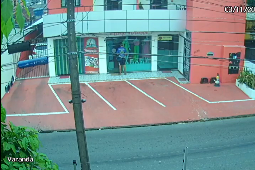 Furto em loja no Parque 10 ocorre &agrave;s 5h59 desta sexta. Comunidade est&aacute; revoltada. Veja