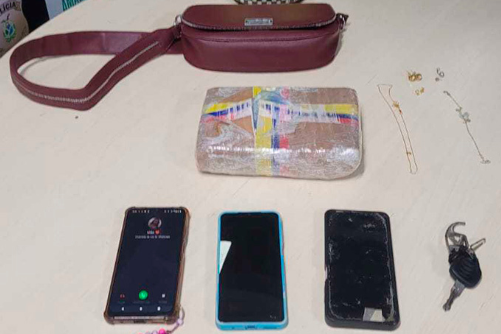 Casal &eacute; preso traficando drogas no bairro Crespo