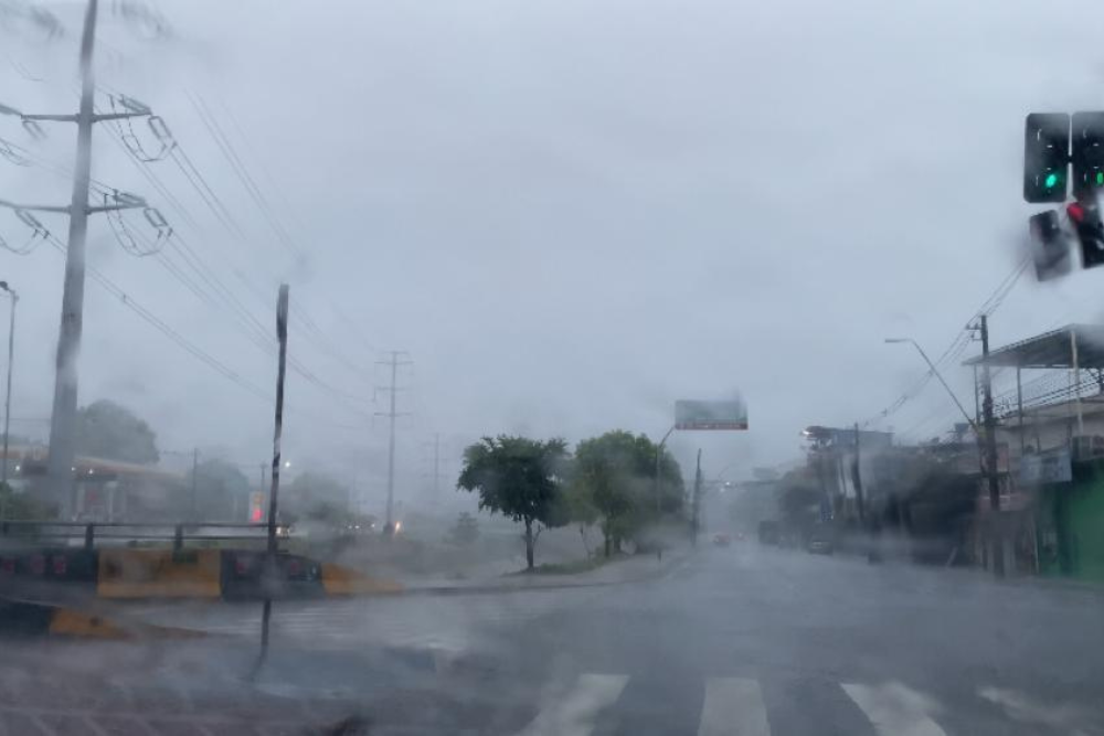 Manh&atilde; de chuva em Manaus registra risco de tombamento e deslizamento de terra