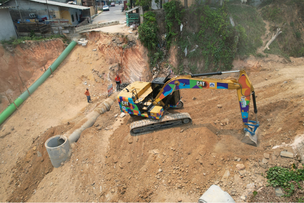 Obra emergencial implanta rede de drenagem para conter eros&atilde;o no bairro Col&ocirc;nia Ant&ocirc;nio Aleixo