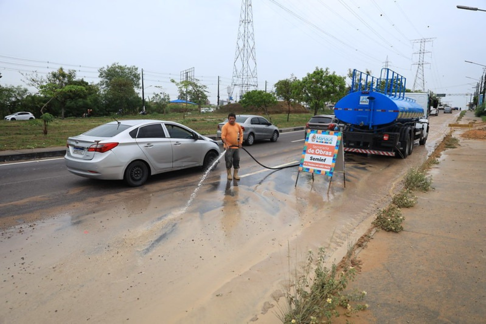 Prefeitura faz trabalho de drenagem de &aacute;gua da chuva na avenida das Torres