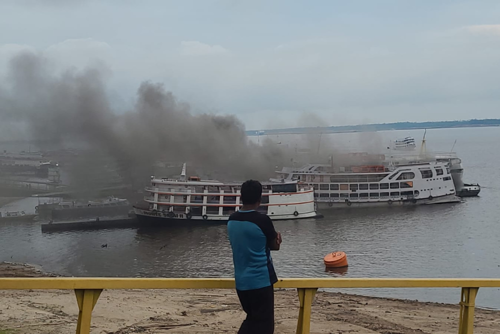 Embarcação pega fogo no Porto Roadway, em Manaus Embarcação pega fogo no Porto Roadway, em Manaus