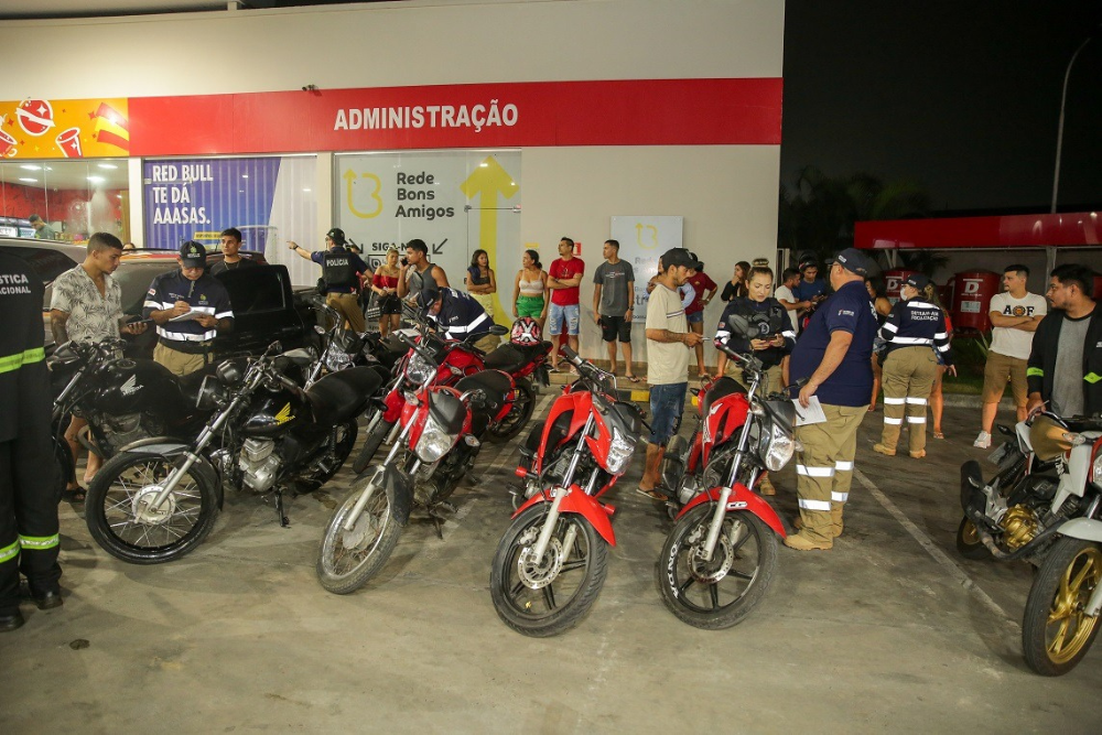 Ação para inibir 'rolezinhos' já apreendeu 73 motos irregulares nesta semana Ação para inibir 'rolezinhos' já apreendeu 73 motos irregulares nesta semana