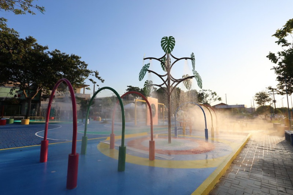 Prefeito inaugura a primeira pra&ccedil;a molhada de Manaus, na zona Sul