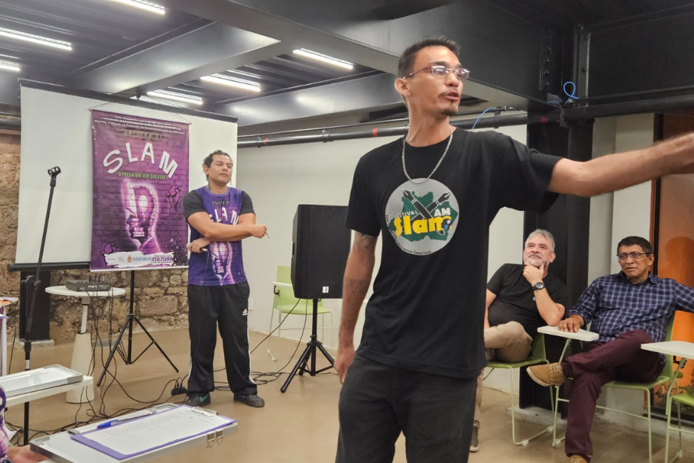 Oficina de slam, a poesia que vem das ruas, reúne jovens da periferia de Manaus Oficina de slam, a poesia que vem das ruas, reúne jovens da periferia de Manaus