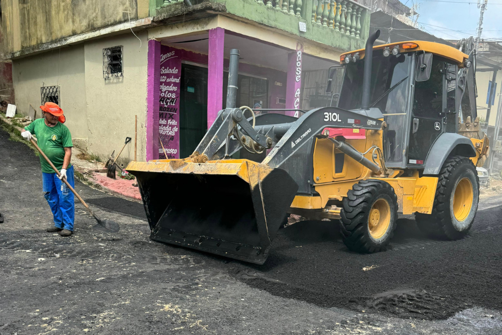 Obras de recapeamento avançam no bairro Compensa Obras de recapeamento avançam no bairro Compensa