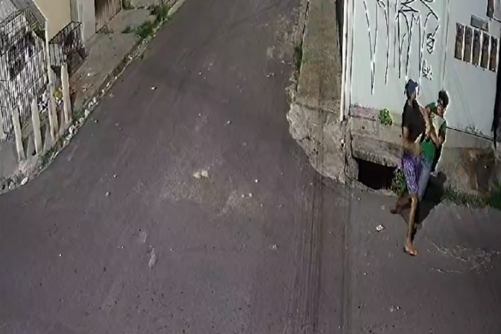 Adolescente é esfaqueado durante tentativa de assalto no Novo Aleixo Adolescente é esfaqueado durante tentativa de assalto no Novo Aleixo