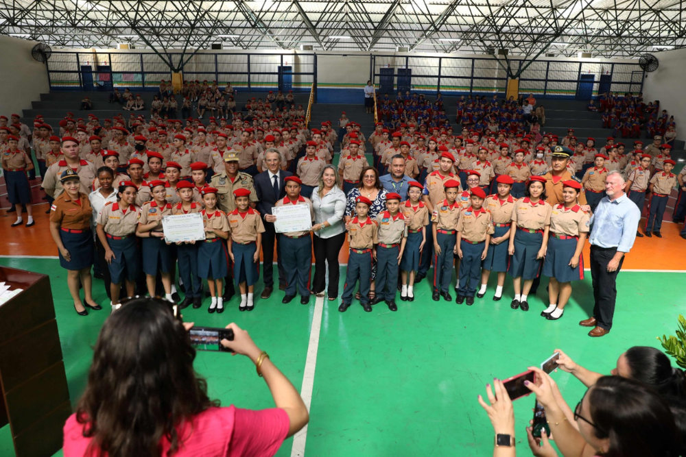 Escola bilíngue do Amazonas recebe selo de qualidade no ensino da língua francesa Escola bilíngue do Amazonas recebe selo de qualidade no ensino da língua francesa