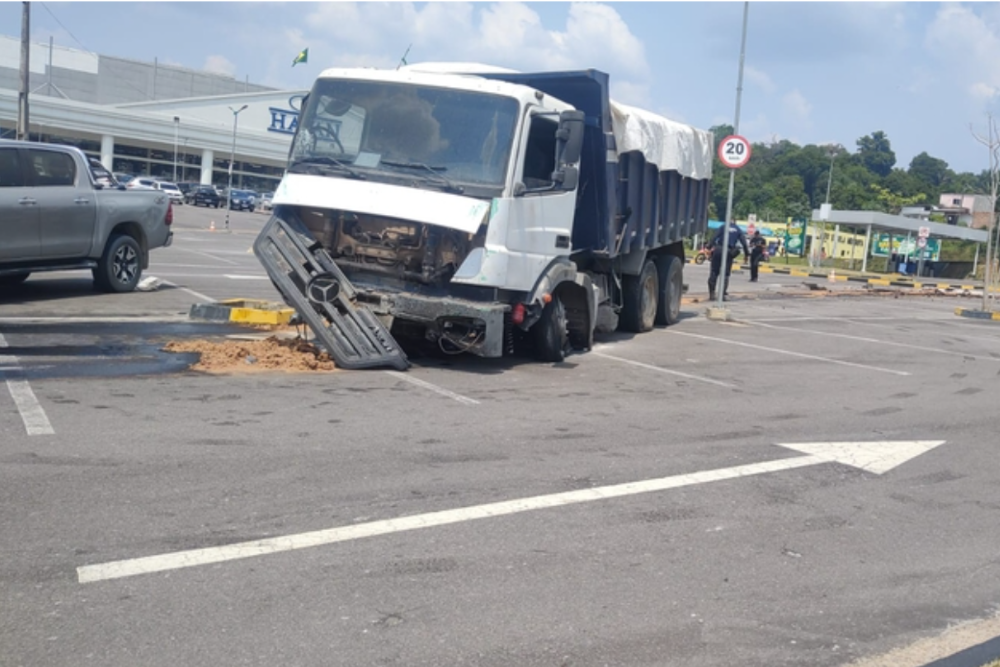 Carreta invade estacionamento de shopping na zona Norte de Manaus