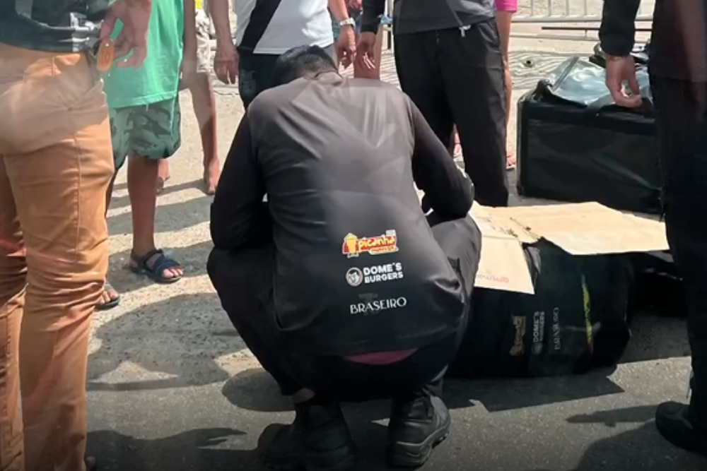 Colisão entre motocicletas deixa entregador ferido em Manaus Colisão entre motocicletas deixa entregador ferido em Manaus