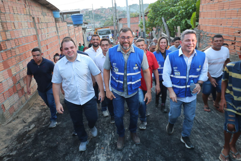 Wilson Lima vistoria início de obras de recuperação viária na comunidade Coliseu I Wilson Lima vistoria início de obras de recuperação viária na comunidade Coliseu I