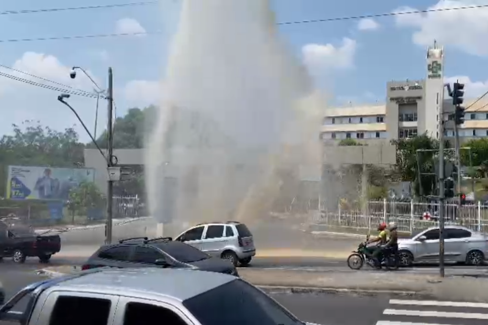 Sistema de &aacute;gua se rompe em frente ao Hospital e Pronto-socorro Jo&atilde;o L&uacute;cio