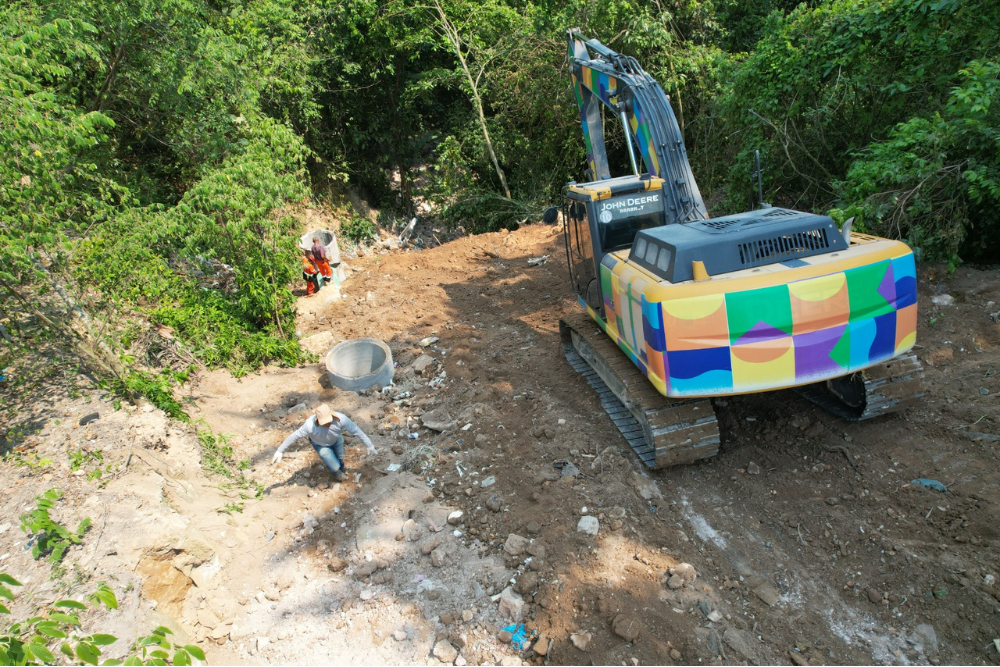 Prefeitura recupera &aacute;rea erosiva com 40 metros de profundidade no bairro Nova Cidade
