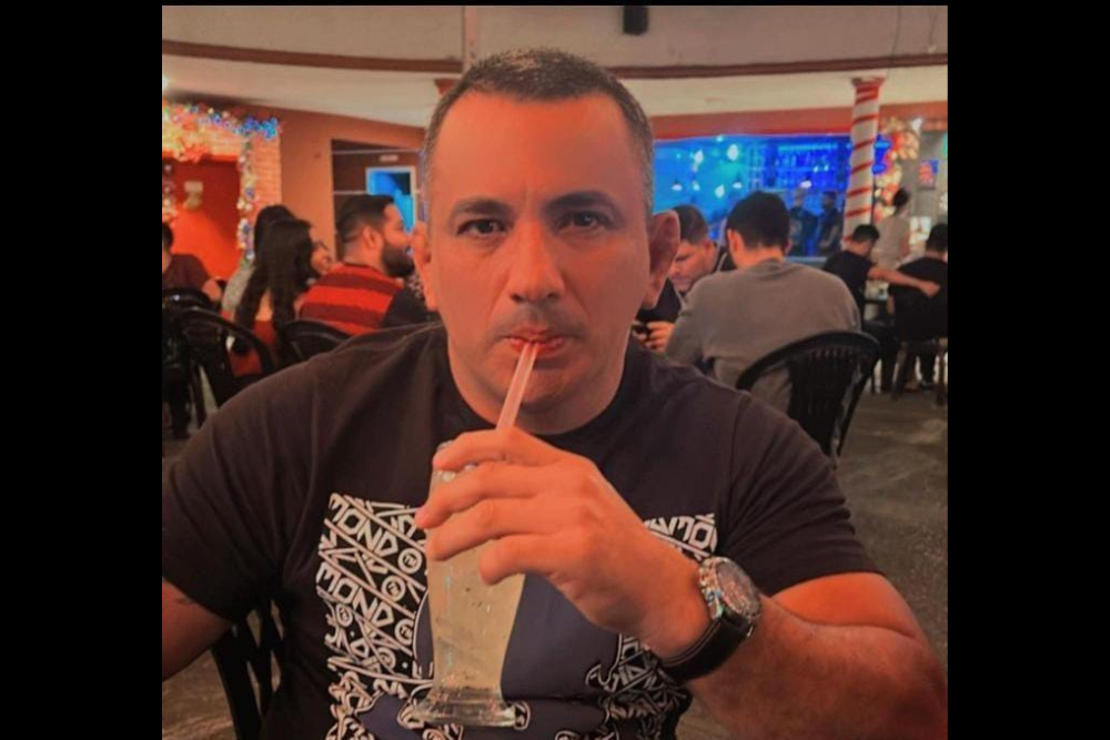 Homem é morto a tiros em praça de alimentação no Parque das Laranjeiras Homem é morto a tiros em praça de alimentação no Parque das Laranjeiras