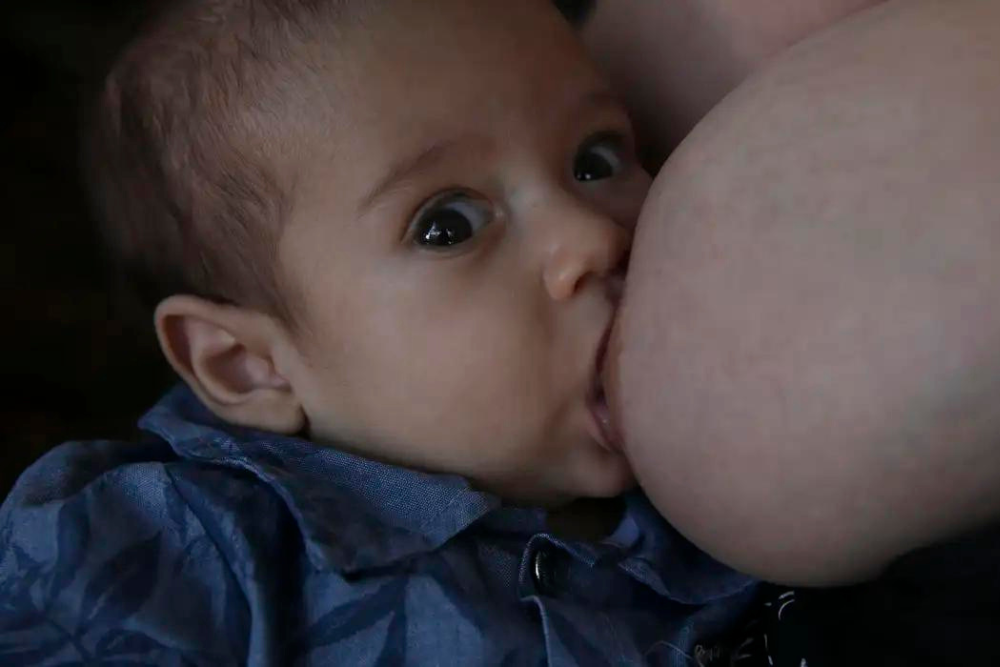 Beb&ecirc;s e gestantes precisam de comidas leves e mais l&iacute;quido no calor