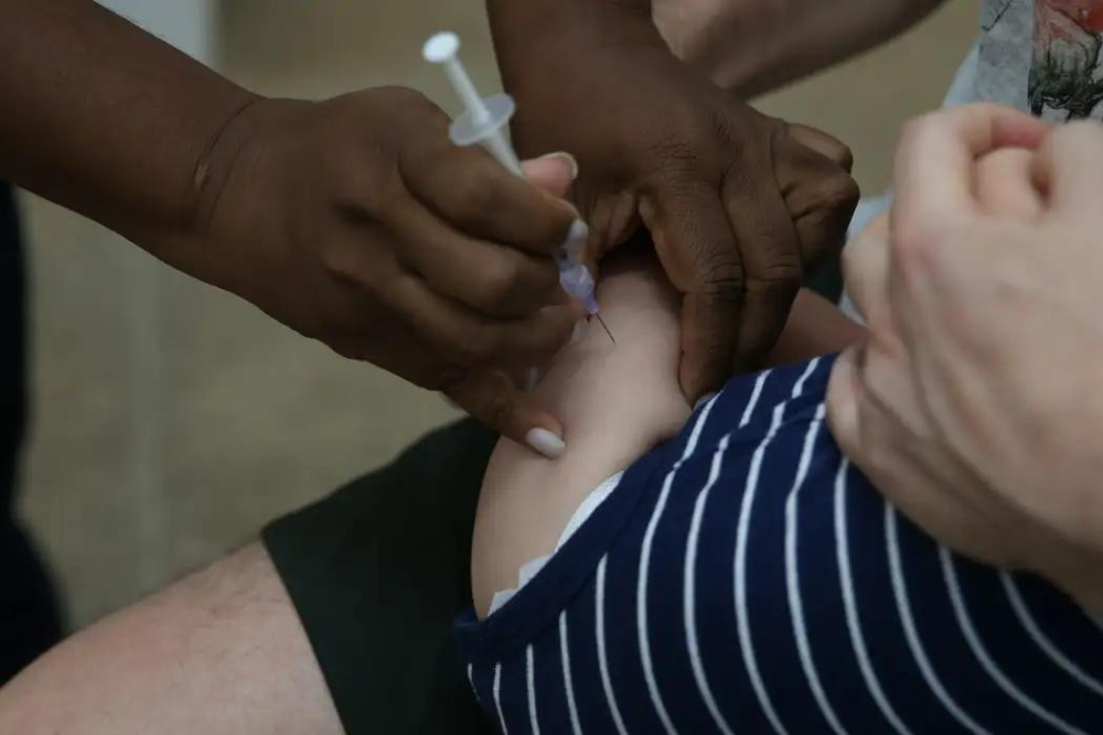 Dose de reforço para meningite é atualizada e amplia cobertura no SUS Dose de reforço para meningite é atualizada e amplia cobertura no SUS
