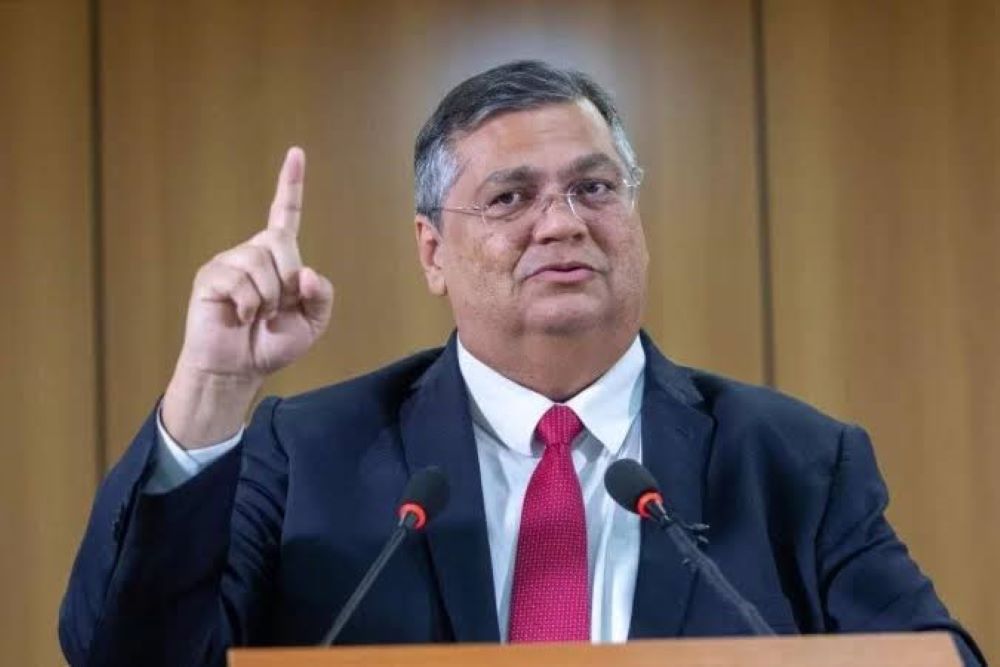 Lula afirma que Dino é vítima de fake news com "ataques plantados" Lula afirma que Dino é vítima de fake news com "ataques plantados"