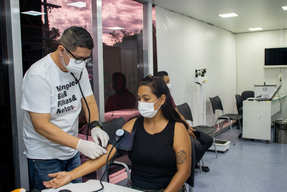 Unidade B&aacute;sica de Sa&uacute;de M&oacute;vel atende comunidade na zona Leste