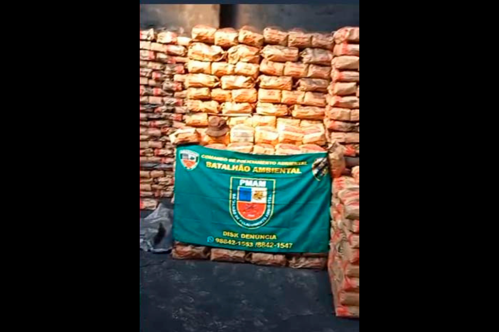 PM apreende carga de carv&atilde;o vegetal ilegal no bairro Tarum&atilde;