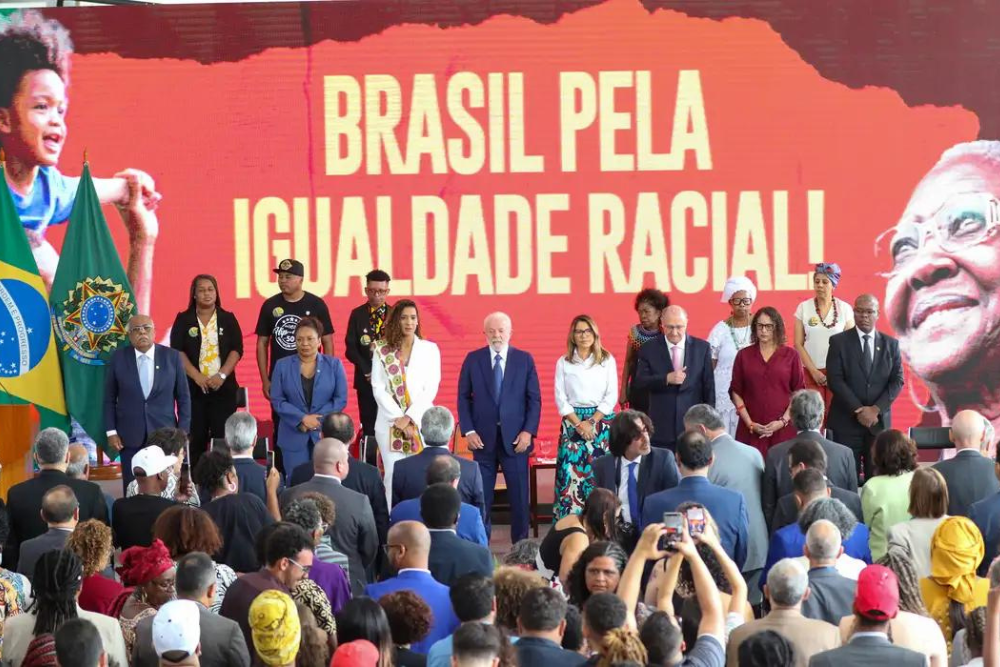 Lula lan&ccedil;a pacote pela igualdade racial; cinco terras quilombolas s&atilde;o tituladas