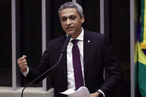 Câmara aprova suspensão de ação penal contra Gustavo Gayer no STF
