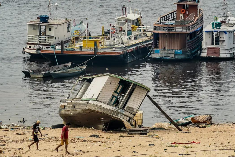Com seca no Amazonas, ribeirinhos têm dificuldades para se locomover Com seca no Amazonas, ribeirinhos têm dificuldades para se locomover