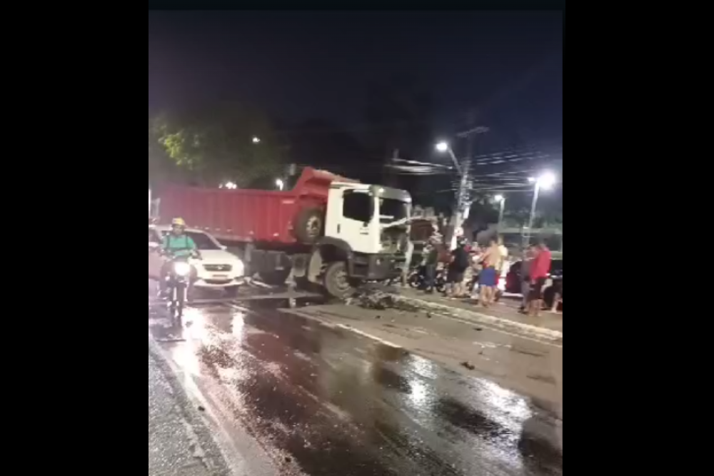 Acidente entre caminh&atilde;o e picape deixa uma pessoa ferida na avenida Darcy Vargas