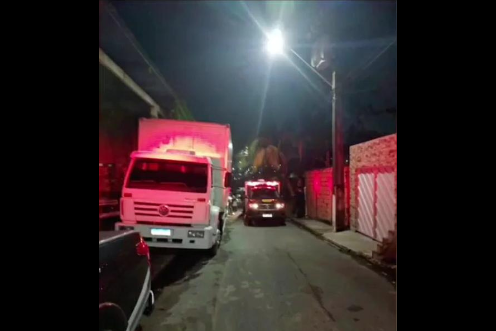 Homem é encontrado morto com 11 tiros no bairro Cidade de Deus Homem é encontrado morto com 11 tiros no bairro Cidade de Deus