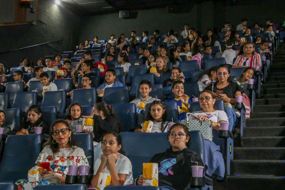 Alunos comemoram 10 anos do 'English For Kids' em sessão de cinema Alunos comemoram 10 anos do 'English For Kids' em sessão de cinema